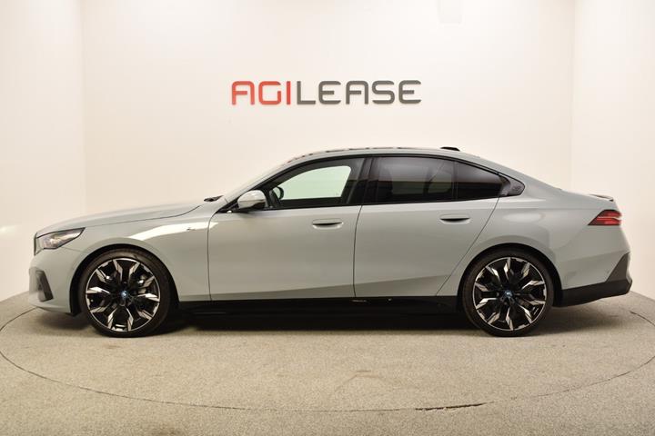 Grå BMW i5 fra 2024