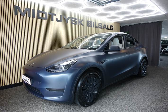 Blå Tesla Model Y fra 2023
