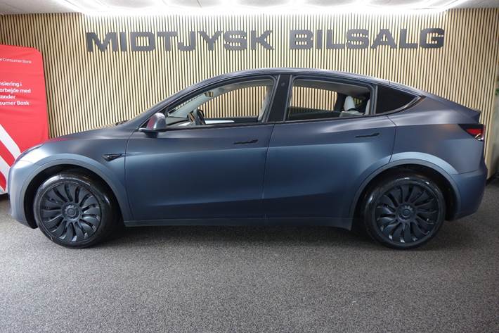 Blå Tesla Model Y fra 2023