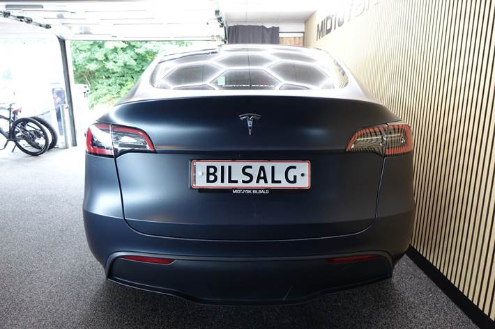 Blå Tesla Model Y fra 2023