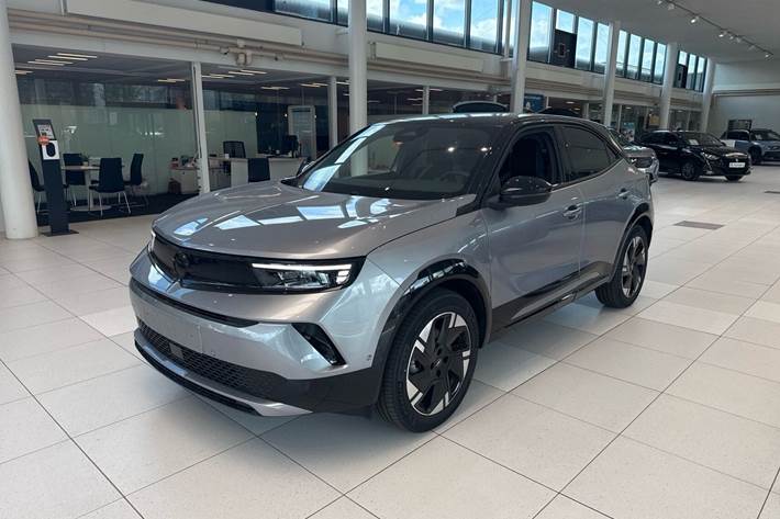 Grå Opel Mokka-e fra 2025 set udefra