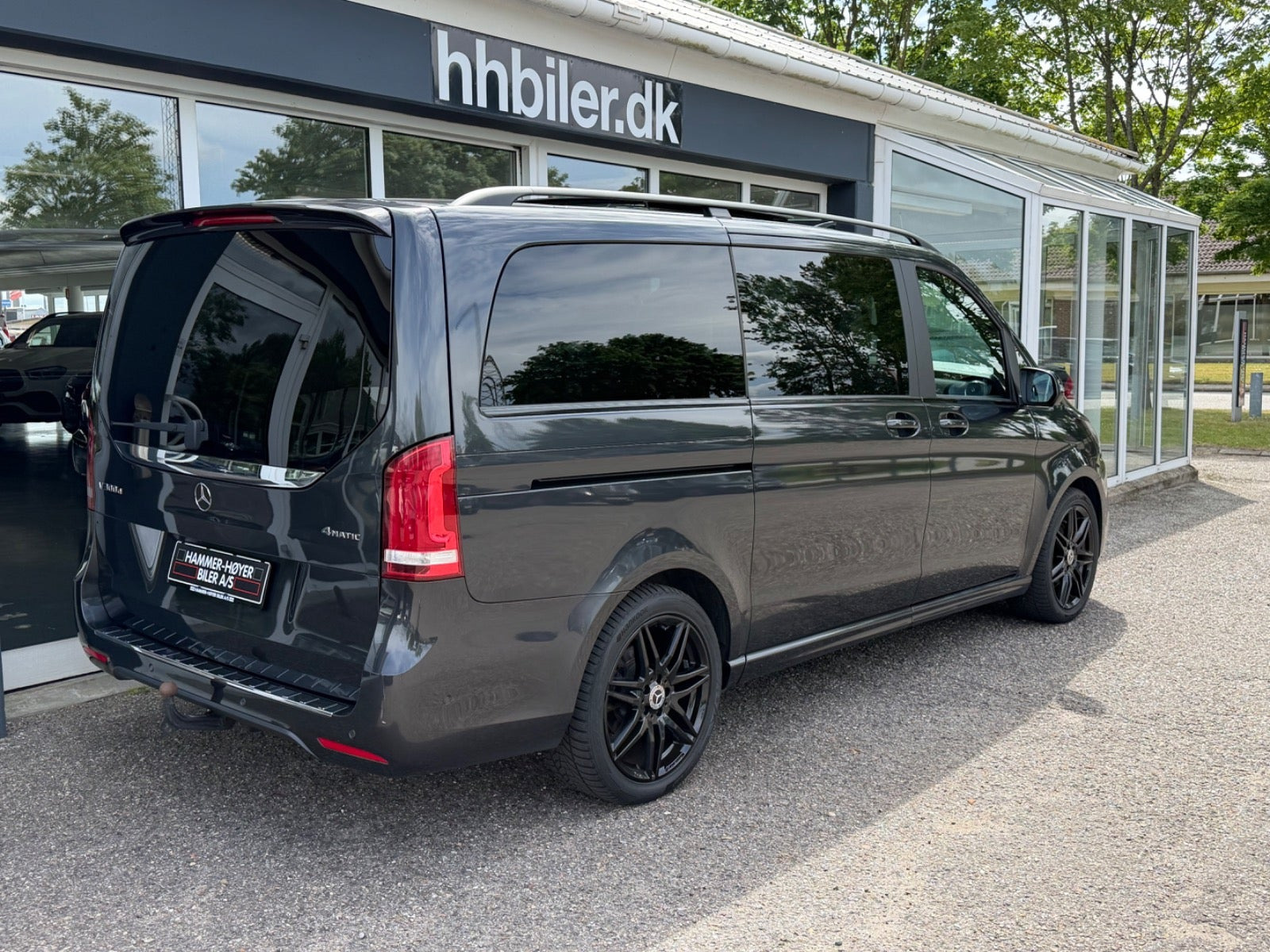 Grå Mercedes V300 d fra 2020