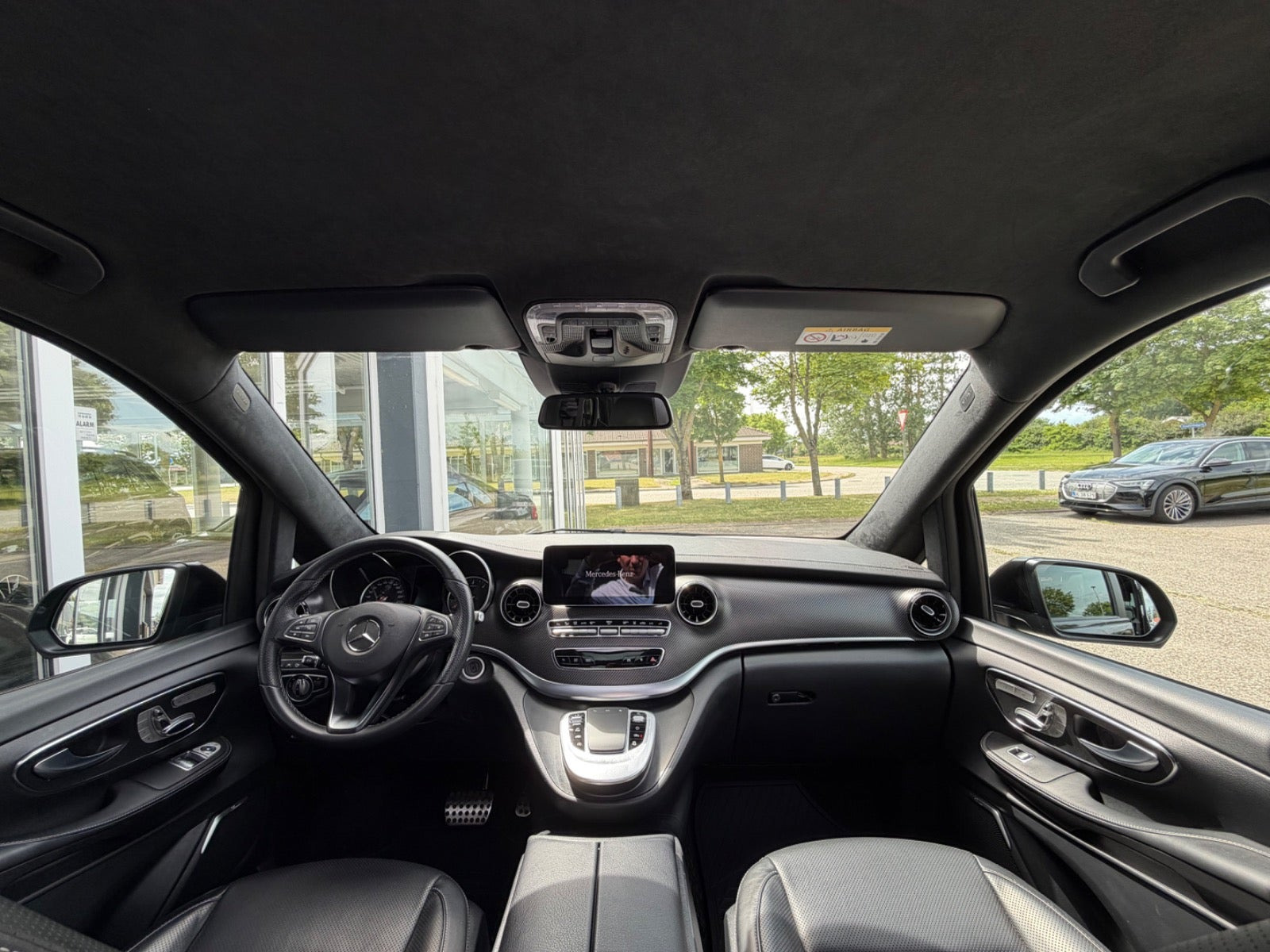 Grå Mercedes V300 d fra 2020