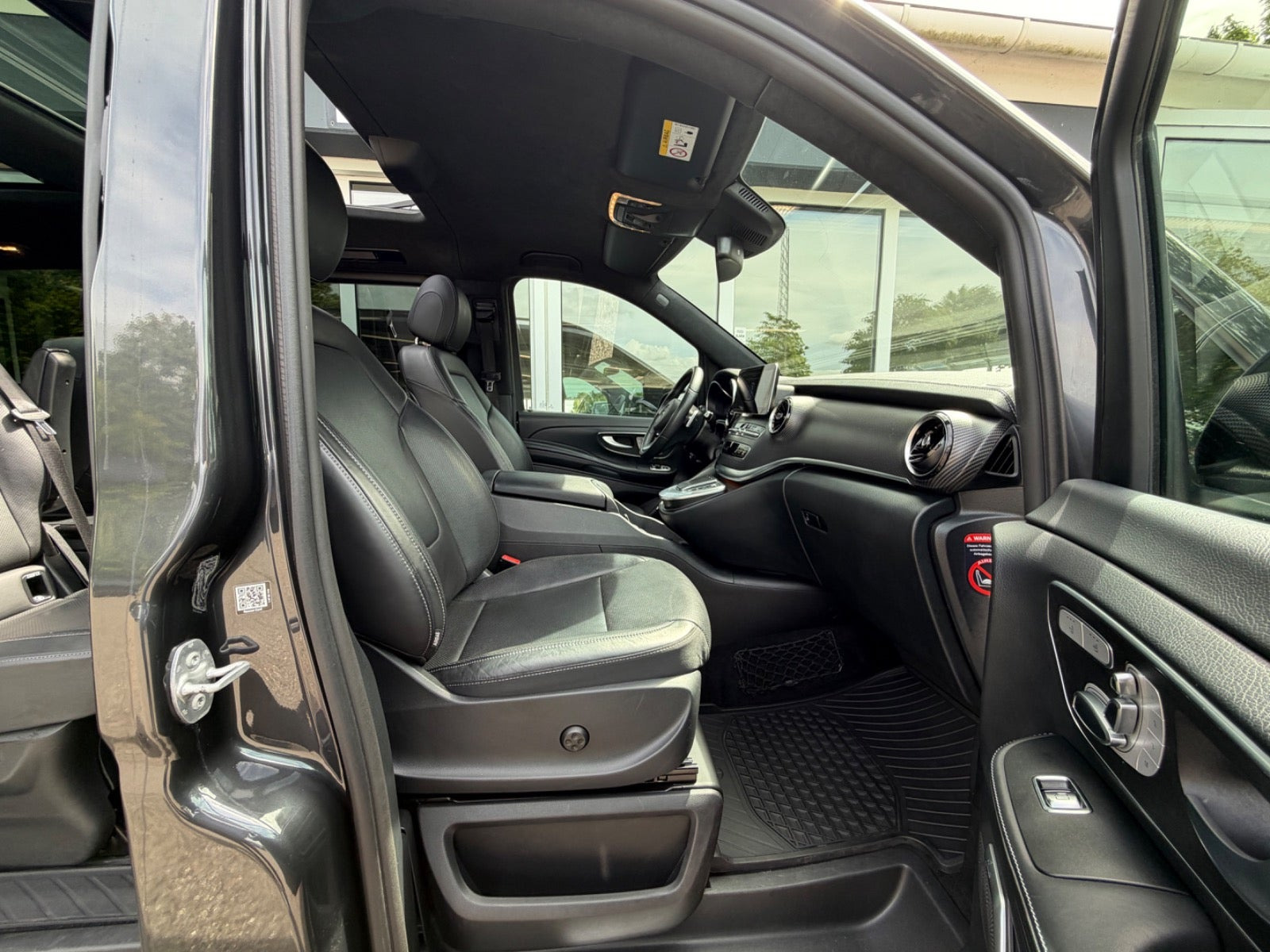 Grå Mercedes V300 d fra 2020