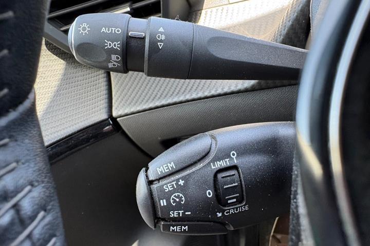 Rød Peugeot 208 fra 2021