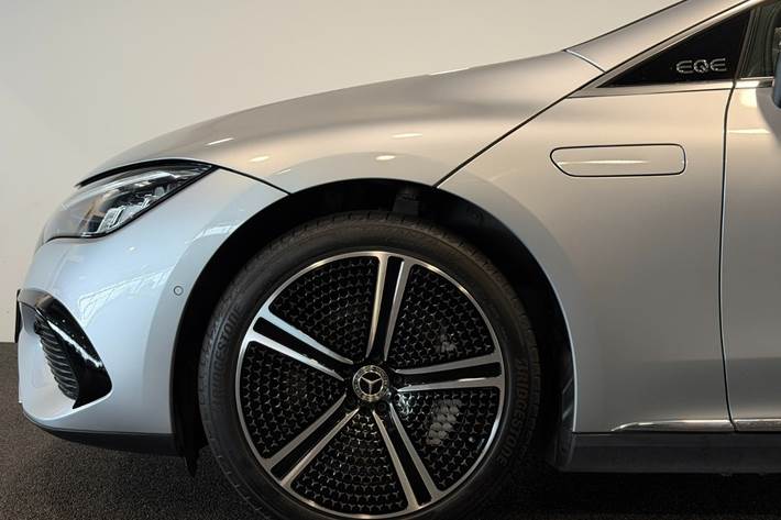 Sølv Mercedes EQE300 fra 2025