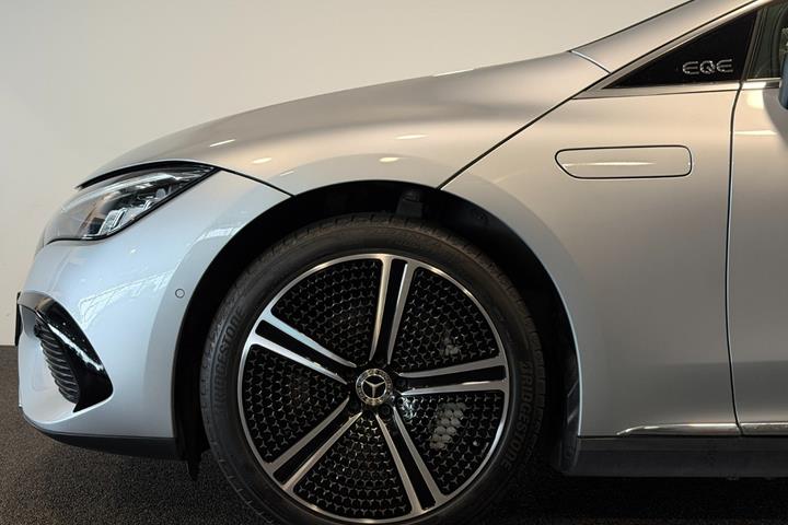 Sølv Mercedes EQE300 fra 2025
