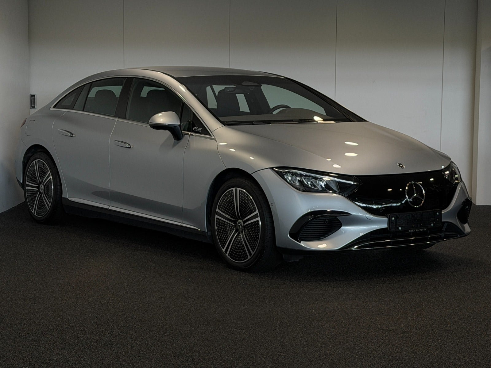 Sølv Mercedes EQE300 fra 2025