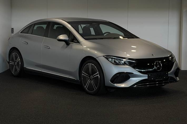 Sølv Mercedes EQE300 fra 2025
