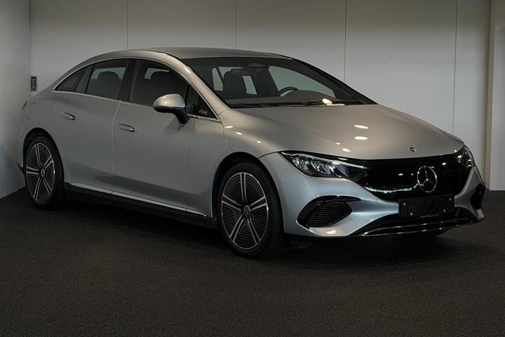 Sølv Mercedes EQE300 fra 2025
