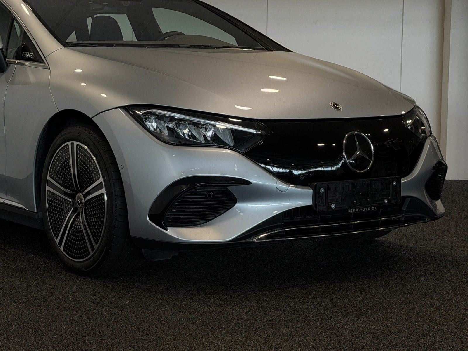 Sølv Mercedes EQE300 fra 2025
