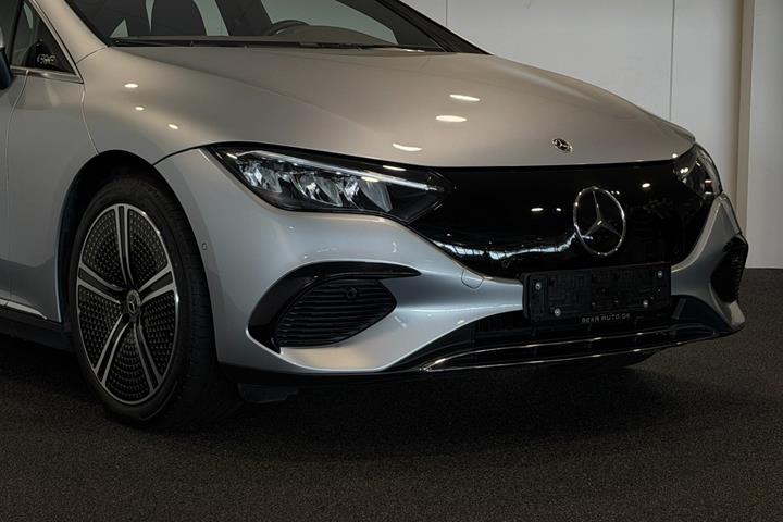 Sølv Mercedes EQE300 fra 2025