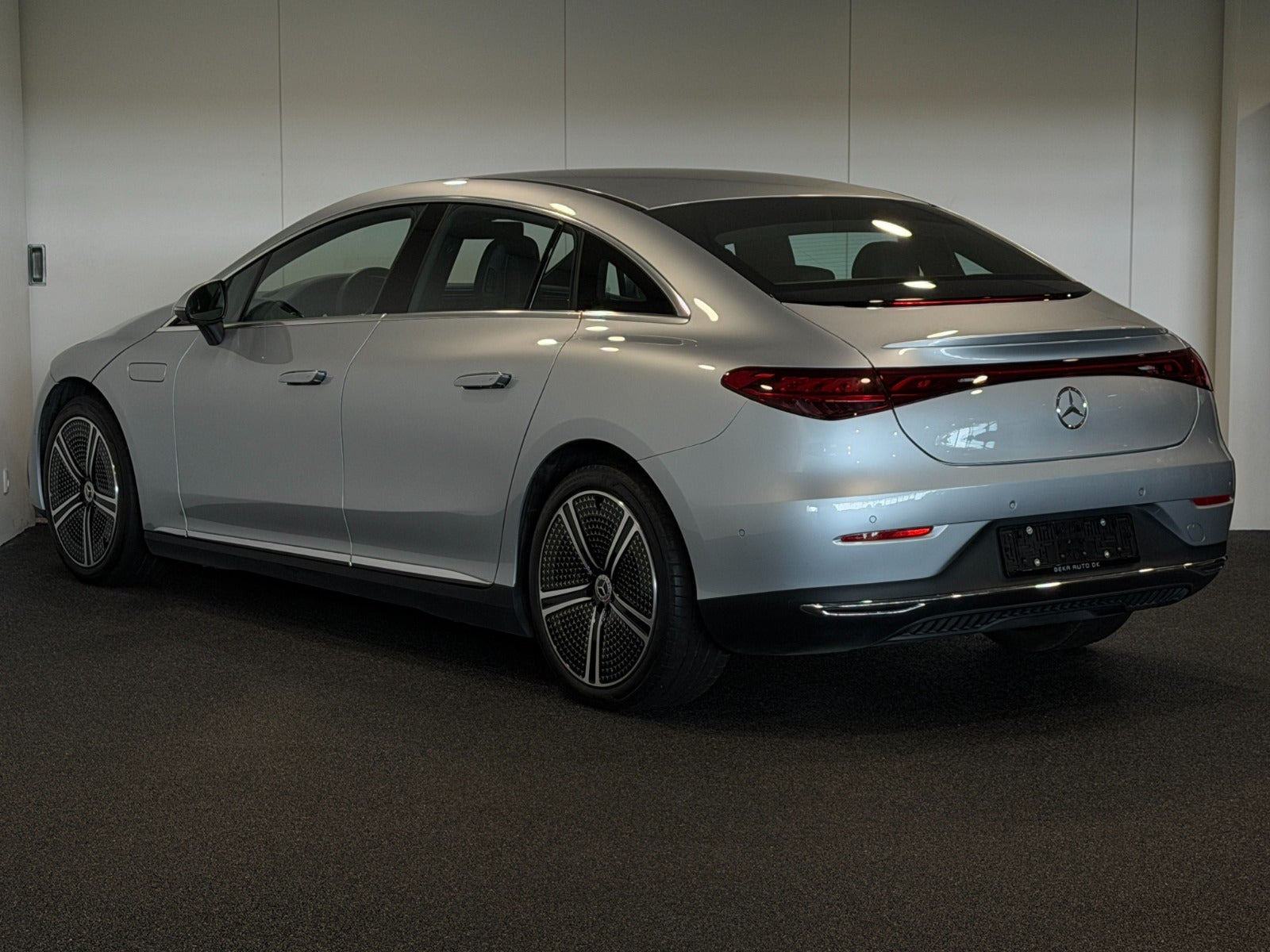 Sølv Mercedes EQE300 fra 2025