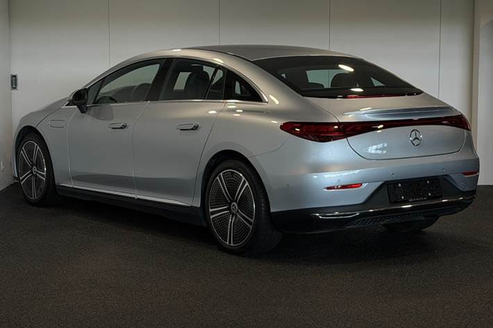 Sølv Mercedes EQE300 fra 2025