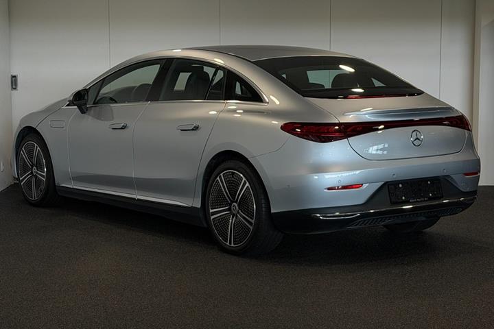 Sølv Mercedes EQE300 fra 2025