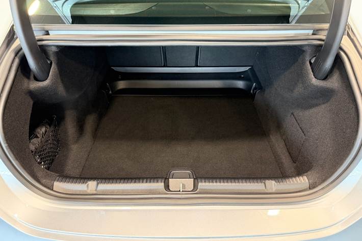 Sølv Mercedes EQE300 fra 2025