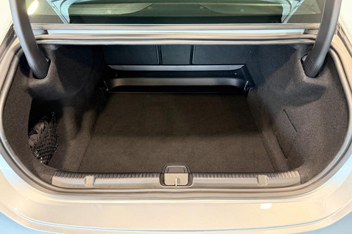 Sølv Mercedes EQE300 fra 2025