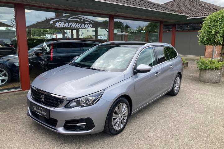 Grå Peugeot 308 fra 2019 set udefra