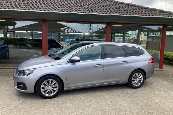 Grå Peugeot 308 fra 2019