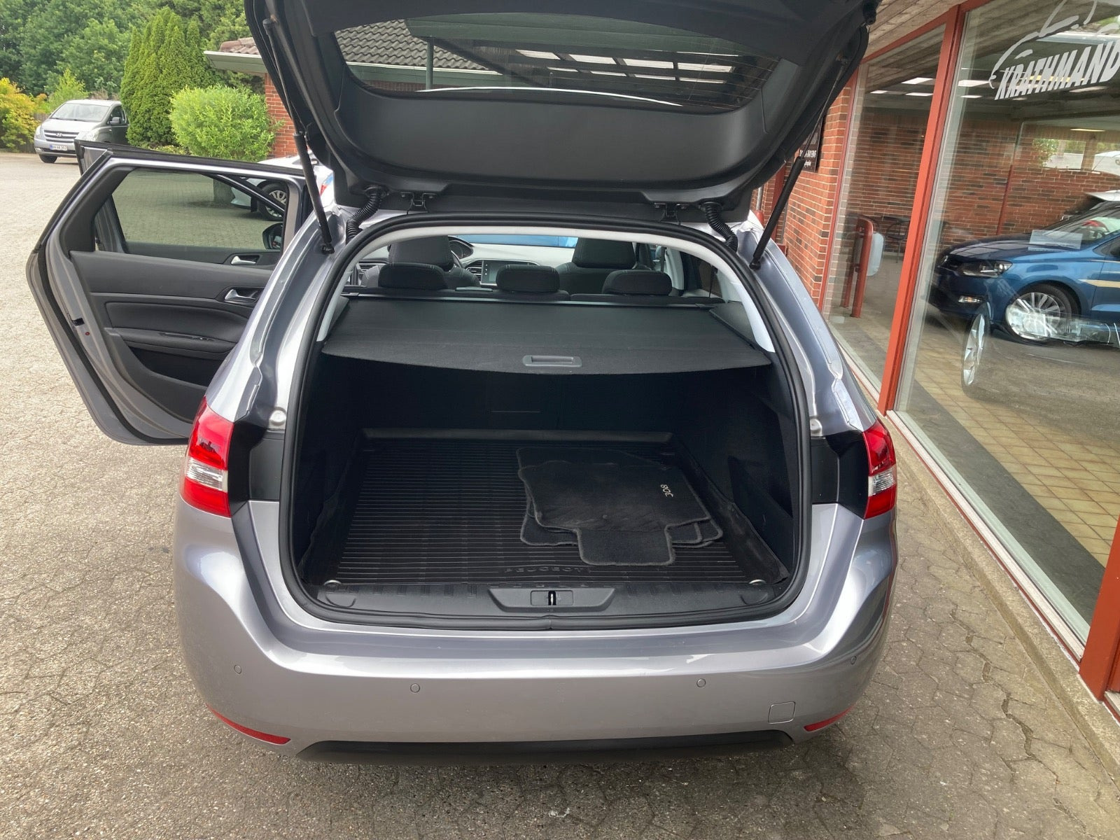 Grå Peugeot 308 fra 2019
