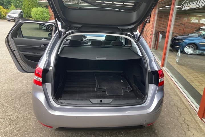Grå Peugeot 308 fra 2019