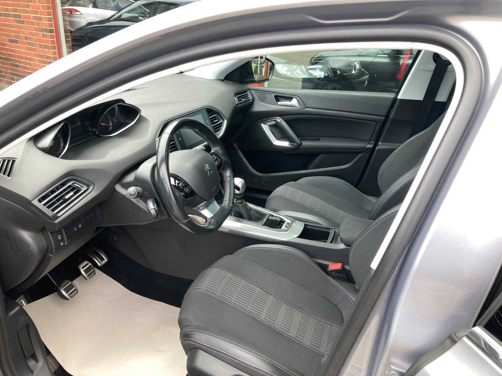 Grå Peugeot 308 fra 2019