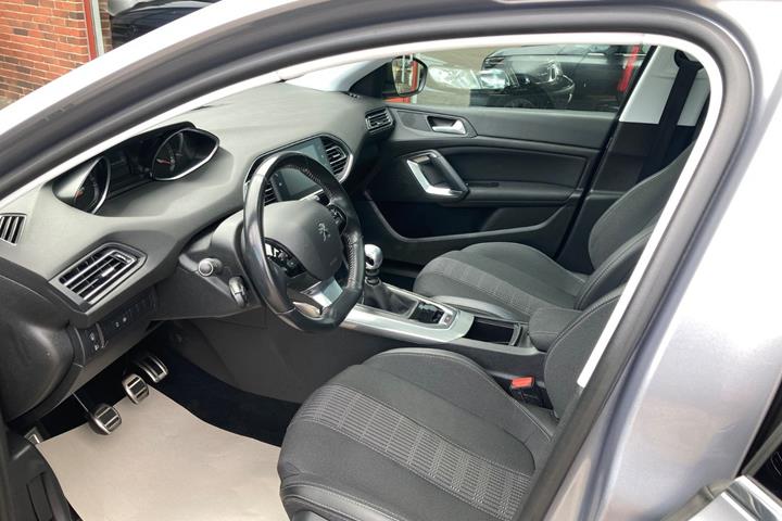 Grå Peugeot 308 fra 2019