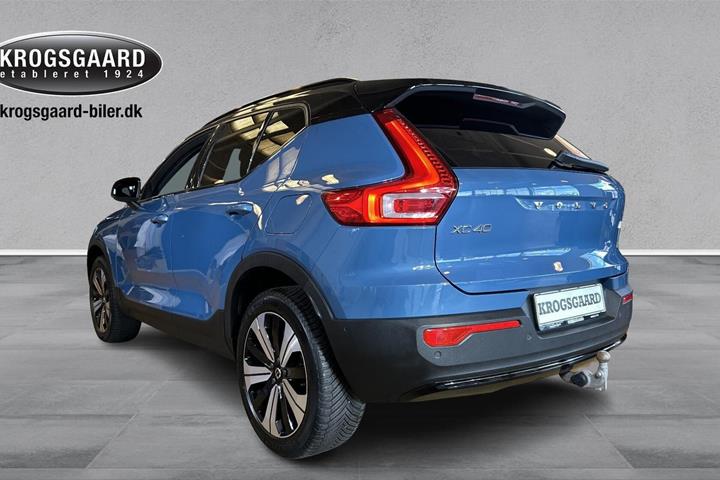 Blå Volvo XC40 fra 2023