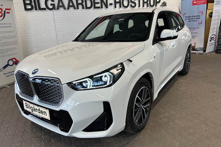 Hvid BMW iX1 fra 2023 set udefra