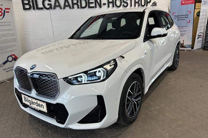 Hvid BMW iX1 fra 2023 set udefra