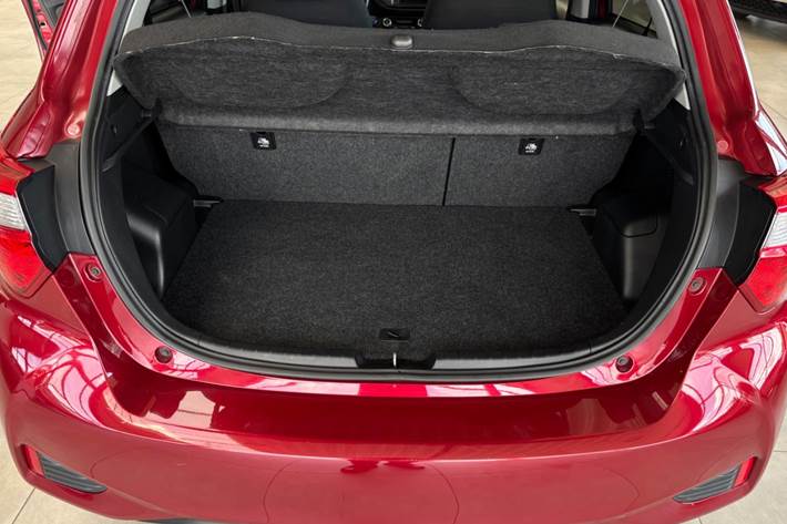 Rød Toyota Yaris fra 2019