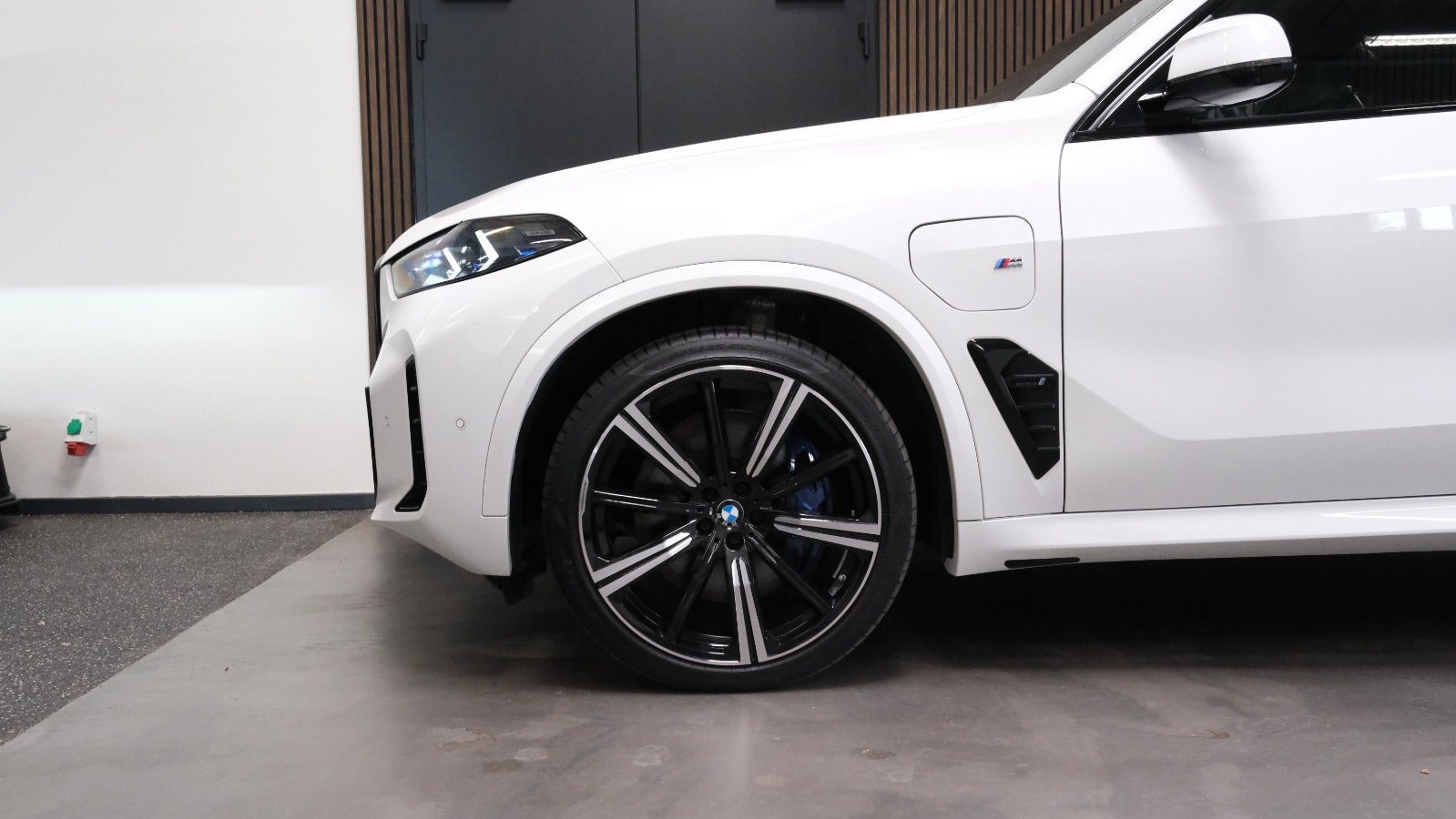 Hvid BMW X5 fra 2023