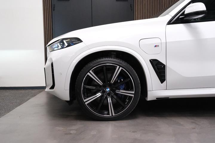 Hvid BMW X5 fra 2023