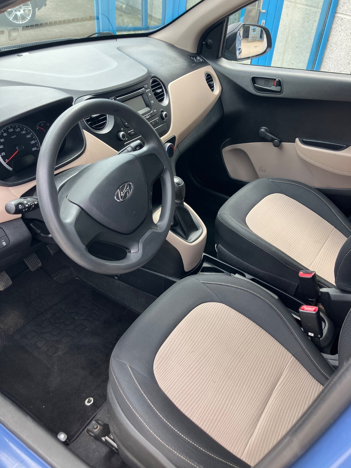 Blå Hyundai i10 fra 2016