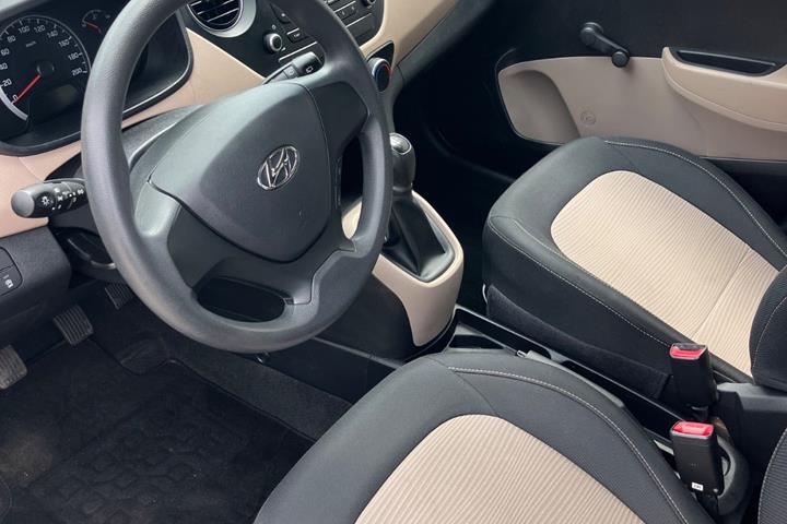 Blå Hyundai i10 fra 2016