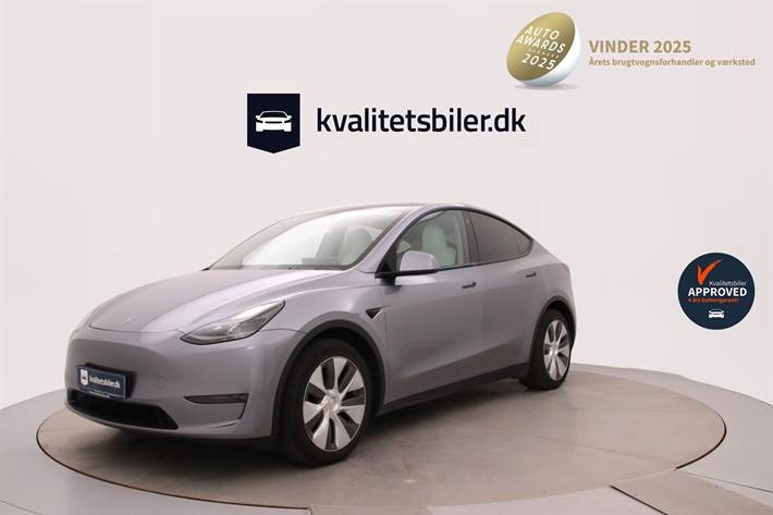 Grå Tesla Model Y fra 2023