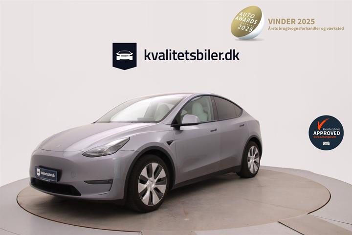 Grå Tesla Model Y fra 2023 set udefra