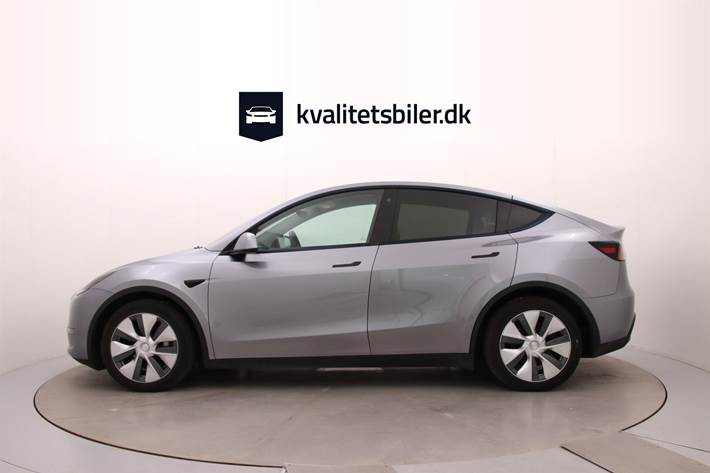 Grå Tesla Model Y fra 2023