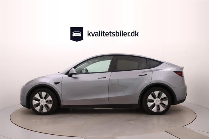 Grå Tesla Model Y fra 2023