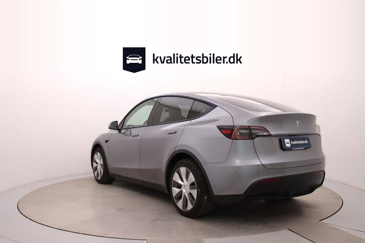 Grå Tesla Model Y fra 2023