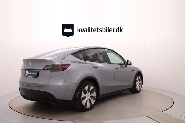 Grå Tesla Model Y fra 2023