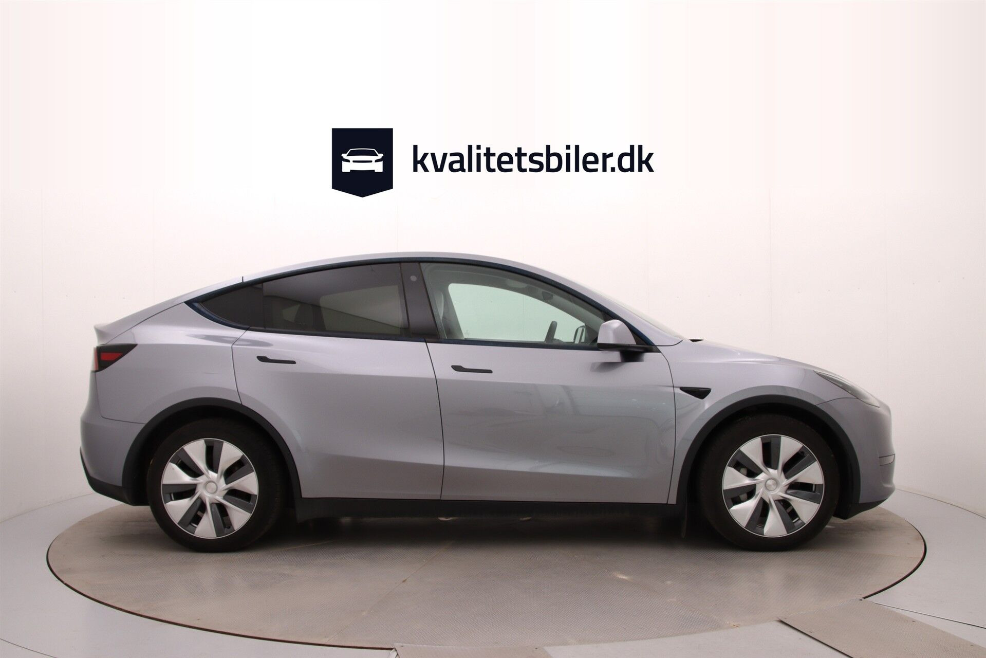 Grå Tesla Model Y fra 2023