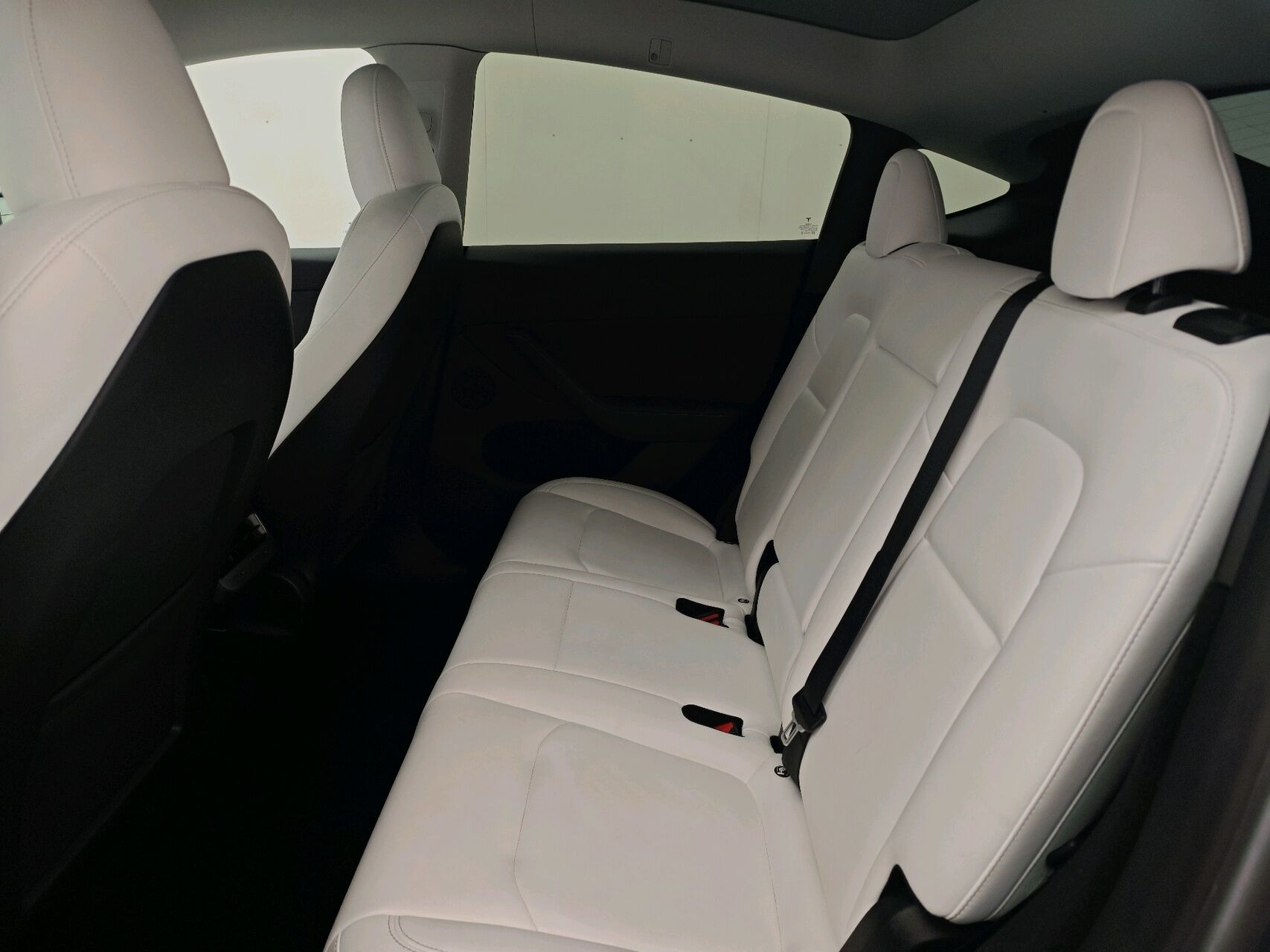 Grå Tesla Model Y fra 2023