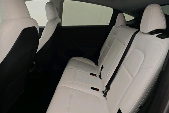 Grå Tesla Model Y fra 2023