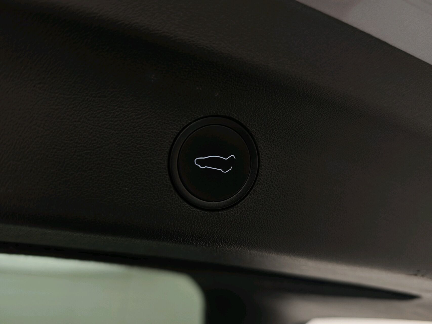 Grå Tesla Model Y fra 2023