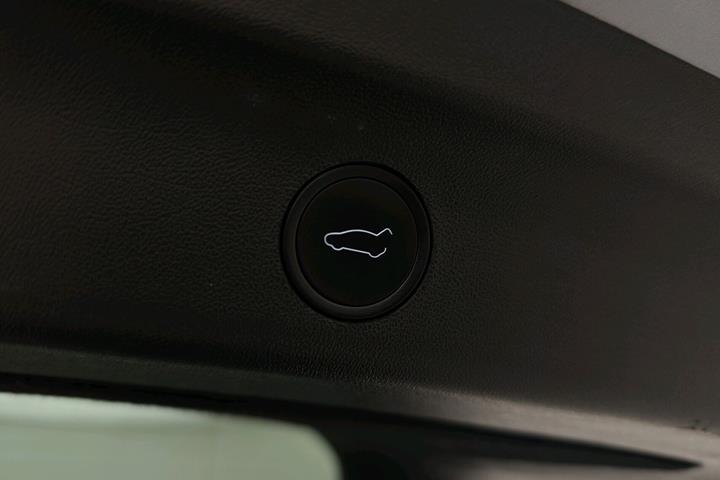 Grå Tesla Model Y fra 2023