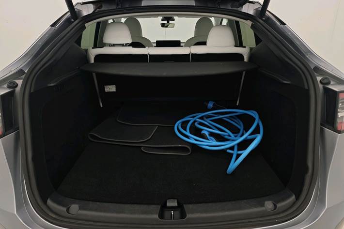 Grå Tesla Model Y fra 2023