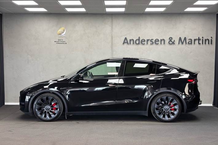 Sort Tesla Model Y fra 2023