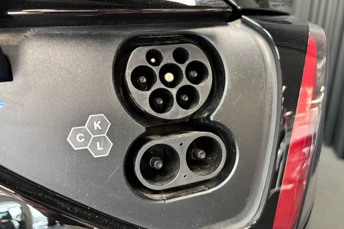 Sort Tesla Model Y fra 2023