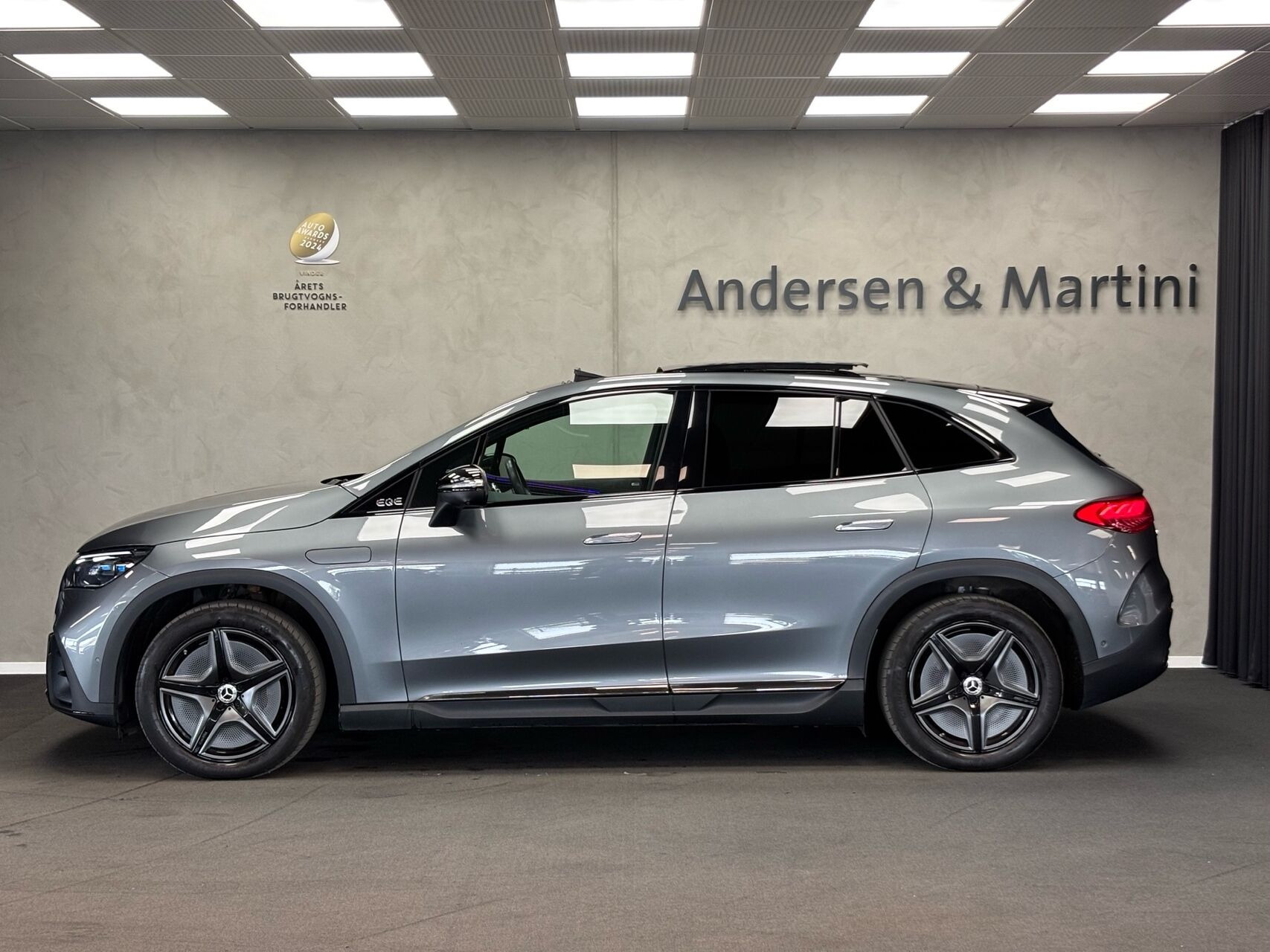 Grå Mercedes EQE 350 fra 2023